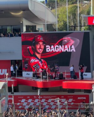 Paola Saulino Instagram - Scatti Rubati. Sto gioco della MotoGP è iniziato per caso, per cose personali, come pretesto, così dal Qatar di quest’anno (prima data del 2024 e mia prima data) dove non sapevo nulla, neanche cosa fosse un Paddock, che ci volessero dei Pass,dei Motorhome, ecc, nulla, insomma da marzo scorso ad ora ho scoperto un mondo. E in 10 gare ho capito un po’ di cose, qualcosa è più carina, qualcosa mi fa schifino e molte altre sono pressoché galvanizzanti. La sensazione è la seguente: è faticoso girare, è stancante tutta quella baracca … ma poi però ti piace, e non vuoi smettere. Se ci sei dentro, anche se con momenti di pausa e isolamento, poi alla fine vuoi spingere, o trovare il momento per spingere, o forse semplicemente vuoi vedere qualcuno spingere.
Praticamente dopo più di 20 anni abbiamo scoperto chi Spingeva i Cavalieri : SPINGITORI DI CAVALIERI PRESTO SU RIEDUCATIONAL CHANNEL !!! 🔜 #motogp #solidaritygp