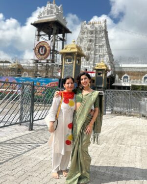 Parul Gulati Instagram - A trip to Tirupati to offer my heartfelt gratitude for the most incredible year. It’s been a journey of ups and downs, but every twist and turn has brought lessons that I’ll carry forever. I’m beyond grateful to have had the chance to visit this sacred place with my mum, by my beloved by my side ♥️

#tirupati #tirupatibalaji #balajitemple