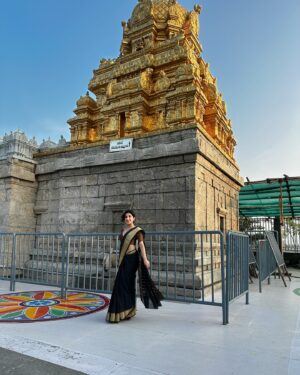 Parul Gulati Instagram - A trip to Tirupati to offer my heartfelt gratitude for the most incredible year. It’s been a journey of ups and downs, but every twist and turn has brought lessons that I’ll carry forever. I’m beyond grateful to have had the chance to visit this sacred place with my mum, by my beloved by my side ♥️

#tirupati #tirupatibalaji #balajitemple