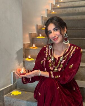 Parul Gulati Instagram - Happy Diwali from us to you 🪔

Team @nishhair