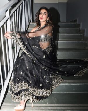 Parul Gulati Instagram - Apni dhun mein rehti hu… main bhi tere jaisi hu 

Shot by @shazzalamphotography 
Wearing @gopivaiddesigns 
PR @arthinteractive 
Jewellery @amamajewels