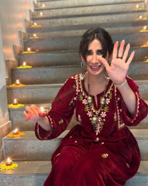 Parul Gulati Instagram - Happy Diwali from us to you 🪔

Team @nishhair
