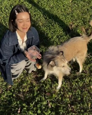 Patty Pei-Yu Lee Instagram - —
人的內心和外在都需要光合作用，太陽光可以把皮膚曬黑，同時也可以將內心的晦暗祛除。秋天了，心可以休息但不能蕭條，出門見到太陽的時候記得瞇著眼睛對太陽笑一個☺️，接著再轉過身，因為中醫師說要曬曬背跟腎🫘。

冥想時老師說要想像頭頂灌進金黃色和煦的光，照亮身體的每一個器官和角落，意念能影響一切，即使寸草不生的心也能發芽🌱

今天帶著狗子、福德（巴西龜）和自己至草皮上曬一曬，我們今天都有發芽喔🌱