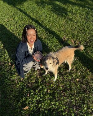 Patty Pei-Yu Lee Instagram - —
人的內心和外在都需要光合作用，太陽光可以把皮膚曬黑，同時也可以將內心的晦暗祛除。秋天了，心可以休息但不能蕭條，出門見到太陽的時候記得瞇著眼睛對太陽笑一個☺️，接著再轉過身，因為中醫師說要曬曬背跟腎🫘。

冥想時老師說要想像頭頂灌進金黃色和煦的光，照亮身體的每一個器官和角落，意念能影響一切，即使寸草不生的心也能發芽🌱

今天帶著狗子、福德（巴西龜）和自己至草皮上曬一曬，我們今天都有發芽喔🌱