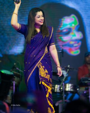 Priyanka Bharali Instagram - নাৰায়ণপুৰ হাইস্কুলৰ ৰূপালী জয়ন্তীৰ সাংস্কৃতিক সন্ধিয়াত গীত পৰিৱেশনৰ কিছু সুন্দৰ মূহুৰ্ত…এক অতি সুন্দৰ পৰিবেশত সকলোৰে অভূতপূৰ্ব সহাঁৰি আৰু মৰমে আমাক অতি উৎসাহিত কৰিলে। আপোনালোকে দিয়া এই মৰম, সহযোগ আৰু আশীৰ্বাদৰ বাবে আমি আপোনালোকৰ ওচৰত চিৰ কৃতজ্ঞ। সমূহ ৰাইজ তথা কৰ্মকৰ্তা সকললৈ আন্তৰিক ধন্যবাদ আৰু কৃতজ্ঞতা জ্ঞাপন কৰিছোঁ। সকলো কুশলে থাকক, পুনৰ লগ পাম 🙏🤗🧿
(08/12/2024)

Thank you @nikukalitaphotography 
@jinku_makeup 

#newphotos #live #liveperformance #livemusic #newpost #priyankabharali #priyankabharalilive #priyankabharaliofficial #priyankabharalifanclub #thankfulgratefulblessed #🙏🫶🏻🧿🧿🧿
