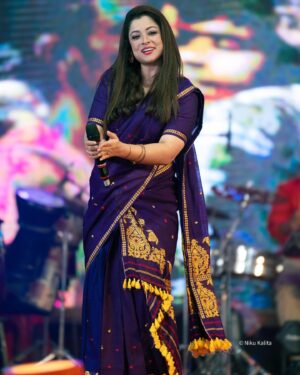Priyanka Bharali Instagram - নাৰায়ণপুৰ হাইস্কুলৰ ৰূপালী জয়ন্তীৰ সাংস্কৃতিক সন্ধিয়াত গীত পৰিৱেশনৰ কিছু সুন্দৰ মূহুৰ্ত…এক অতি সুন্দৰ পৰিবেশত সকলোৰে অভূতপূৰ্ব সহাঁৰি আৰু মৰমে আমাক অতি উৎসাহিত কৰিলে। আপোনালোকে দিয়া এই মৰম, সহযোগ আৰু আশীৰ্বাদৰ বাবে আমি আপোনালোকৰ ওচৰত চিৰ কৃতজ্ঞ। সমূহ ৰাইজ তথা কৰ্মকৰ্তা সকললৈ আন্তৰিক ধন্যবাদ আৰু কৃতজ্ঞতা জ্ঞাপন কৰিছোঁ। সকলো কুশলে থাকক, পুনৰ লগ পাম 🙏🤗🧿
(08/12/2024)

Thank you @nikukalitaphotography 
@jinku_makeup 

#newphotos #live #liveperformance #livemusic #newpost #priyankabharali #priyankabharalilive #priyankabharaliofficial #priyankabharalifanclub #thankfulgratefulblessed #🙏🫶🏻🧿🧿🧿