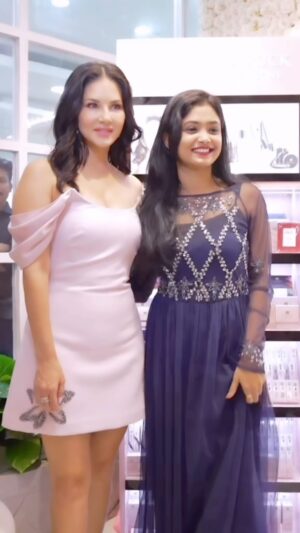 Priyanka Sanam Instagram - It was a lovely meeting with @sunnyleone at @indulgebridalmall_bhubaneswar.  I m in love❤️ with @starstruckbysl 

If you wanna buy any of these products now you can get those in any nearest Indulge salon.