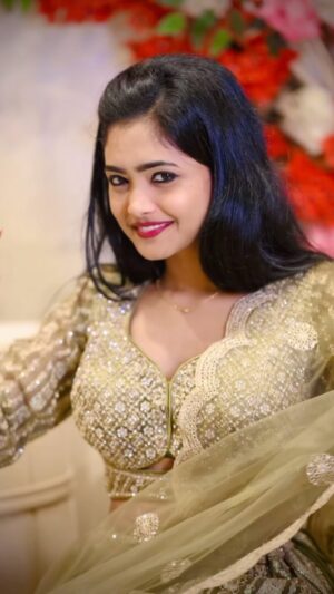Priyanka Sanam Instagram - All time Fev and evergreen song #priyankasanam #ddlj #srk 

📸- @captures_films 
👗- @attarr_bbsr 

#trendingreels #reels #trend #fashion #mehndi #mehndisong #lifestyle #trending #trendingnow #trendingsongs #oldschool #oldbollywood #oldisgold #trendingaudio #wedding #weddingwear