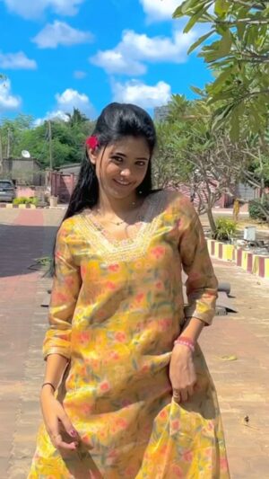 Priyanka Sanam Instagram - Devara fever 🤒 #priyankasanam 

#odisha #odia #reelsindia #trendingreels #reels #trend #trendingsongs #dance