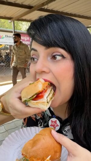 Priyanka Tiwari Instagram - @mcdonalds_india Jaisa Buger 🙃
.
#food #burger #mcdonalds #reelitfeelit