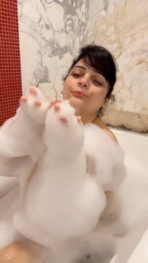 Priyanka Tiwari Instagram - Bubble Bath @radissonbluahmedabad 💋
.
#love #life #bubblebath #travel #happyme