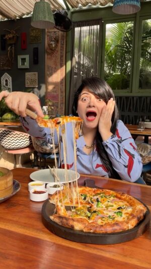 Priyanka Tiwari Instagram - Best Pizza in Bhopal @oliverbhopal 
.
#pizza #reelitfeelit #food #love