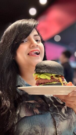 Priyanka Tiwari Instagram - Best Burger in Bangkok @25degreesinbangkok @pullmanbangkokhotelg 
.
#food #burger #foodporn #reelitfeelit