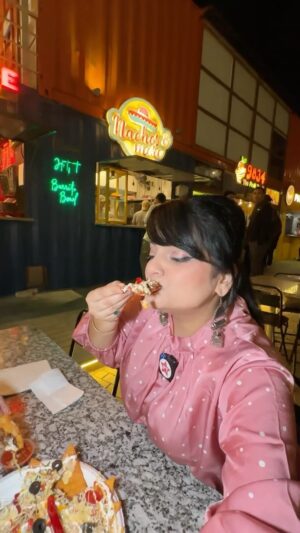 Priyanka Tiwari Instagram - Best High End Street Food in Ahmedabad @urbanchowk 
.
#streetfood #food #pizza #reelitfeelit
