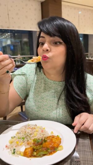 Priyanka Tiwari Instagram - Expensive Chinese Food @radissonbluahmedabad 🥵
.
#food #reels #chinesefood #reelkarofeelkaro