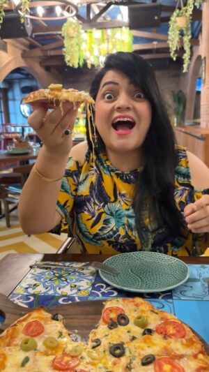Priyanka Tiwari Instagram - Best Pizza in Agra @twosaintsbarandkitchen 
.
#food #pizza #reelitfeelit #foodporn