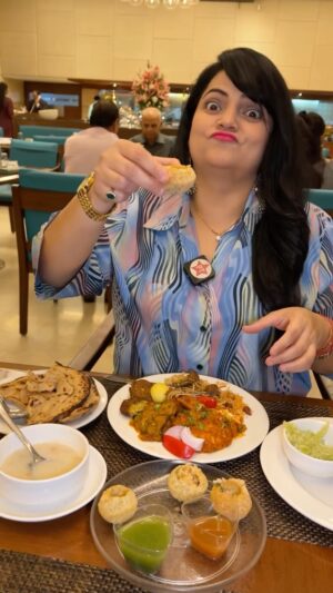 Priyanka Tiwari Instagram - Best Buffet in Vadodara @grandmercure_vadodara 
.
#food #buffet #reelitfeelit #foodvideo