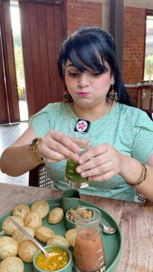 Priyanka Tiwari Instagram - ₹500 ke Golgappe 🤑 @undertheneemtrees 😰
.
#golgappe #panipuri #food #streetfood