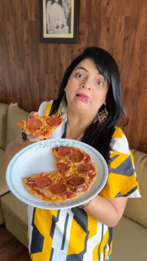 Priyanka Tiwari Instagram - Trying Pepperoni Pizza 🐷🤬
.
#reels #food #reelkarofeelkaro #reelitfeelit