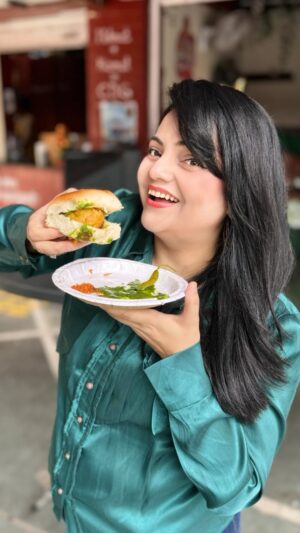 Priyanka Tiwari Instagram - Travelled 1400 kms for Vada Pav 
.
#food #foodporn #reelitfeelit #fyp