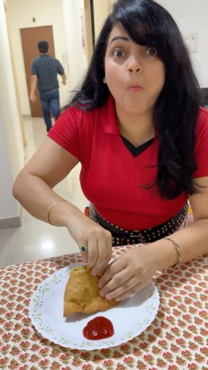 Priyanka Tiwari Instagram - Brother VS Sister Food Challenge 😱
.
#food #foodchallenge #reelitfeelit #fyp