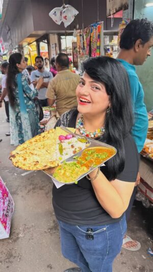 Priyanka Tiwari Instagram - Crazy Kolkata Street Food 😱
.
#food #reelitfeelit #fyp