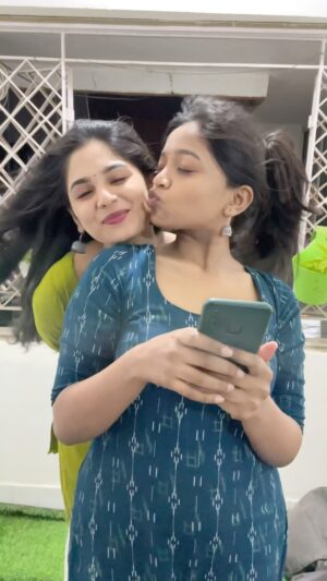 RK Dhanusha Instagram - Kiskk ena daw kisskuu 💋✨ namakku epovum oo solriya mama dhaan !! 😍

(Suma unplanned one tv songs ketu aditu irundhom😂)
.
#girls #vibe #trending #dance #explore #viral #expression