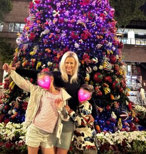 Rachael Carpani Instagram - A very Auntie Christmas 🥰🥰🥰🎄🎄🎄 
*
Just our Giant tree and the two loves of my life ❤️❤️❤️………and a momentary break from the denial about how much more I have to get done before Christmas 😅😅😅