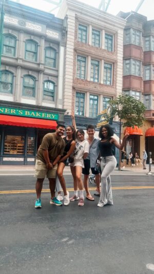 Rachel Wan Instagram - Might’ve told her that’s how we say “Hi, mate”.

@rwsentosa @universalstudiossingapore
#RWSmoments #UniversalStudiosSingapore