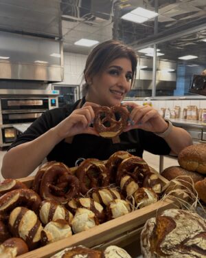 Rakhee Vaswani Instagram - Throwback to an incredible bread-making session at @ireks.bakingcrew 😍🥨 Majorly missing it!🥹

@eurofoodsindia @chefsssanmeet1 @husnu_atamann 

(Bread Making,IREKS ,Turkey ,EuroFoods, breads, baking, baking vibes, travel, work, throwback)

#chefrakheevaswani #tbt #throwback #throwbackthursday #turkey #turkey🇹🇷 #explorepage #fyp #fypシ #fypage