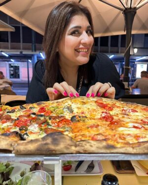 Rakhee Vaswani Instagram - Throwback to Italy, where @da_pino served up this epic meter-long pizza right on my table! 😍🍕Literally the best slice of my life food goals, for real!😮‍💨🫶🏻

(Throwback, Italy, meter-long pizza, Da Pino, food goals, best slice, unforgettable, memories, epic meal, pizza lover, foodie adventure)

#chefrakheevaswani #throwback #italyeats #metrelongpizza #dapino #foodgoals #pizzalover #unforgettablebites #foodieadventure #epicmeals #pizzatime #traveleats #FoodMemories #IncredibleFood #tbt