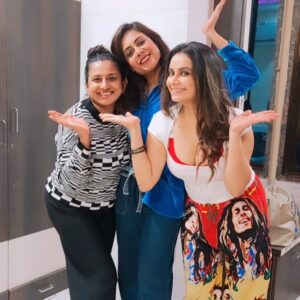 Rani Pari Instagram - 2days hectic shoot...finally packup moments with my hoties ullala @iampari.23 @neelam5758 @jonitaluv2711 #instagood #instagram #instalike #instadaily #instamood #instafashion #actress #model #actresslife #insta #shooting #moment