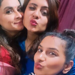 Rani Pari Instagram - 2days hectic shoot...finally packup moments with my hoties ullala @iampari.23 @neelam5758 @jonitaluv2711 #instagood #instagram #instalike #instadaily #instamood #instafashion #actress #model #actresslife #insta #shooting #moment