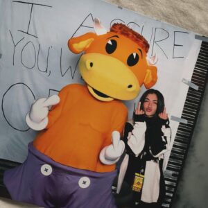 Raquel Castro Instagram - so grateful to have been a part of the first ever @chronicconforreal with @thatkevinsmith and his beautiful team, family & fans! I was able to relive my childhood and talk all things “Jersey Girl.” Gertie Trinkie lives on 🥹 a weekend I will remember forever 🤍✨ a HUGE thank you to the crew who took such amazing care of me this past weekend! @screamqueen89 @j_terzieff @js3tt8 @jokerdad @motorcitymark @jarrett_koral @drewkoliver @big_vindustin and SO many more! P.S go stream #jerseygirl on @netflix 😉