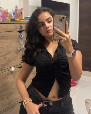 Renaye Tejani Instagram - 。・゜・ ☆*:🖤. ｡.🐈‍⬛:*☆ ・゜・。