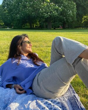 Resham Shrivardhan Instagram - How to chill 101.
Swipe to see the procedure in reverse 😛

#chilling #swipe #parksareessential