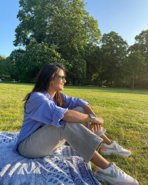 Resham Shrivardhan Instagram - How to chill 101.
Swipe to see the procedure in reverse 😛

#chilling #swipe #parksareessential