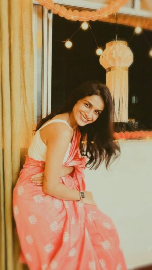 Resham Shrivardhan Instagram - POV: Khul ke hass rahe ho 😁
🪔♥️

#ddljdiwali