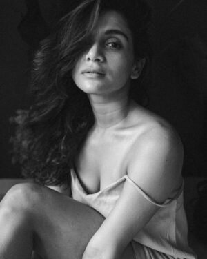 Resham Shrivardhan Instagram - Swipe right & listen to Santana🤎
