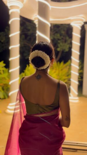 Resham Shrivardhan Instagram - May your new year be as bright as the lights I’m surrounded by :) 
And may you look as gorgeous as this @suta_bombay saree is 🩷

Jewellery @pngjewellers