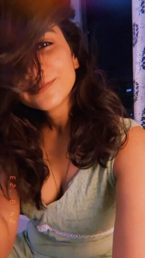Resham Shrivardhan Instagram - Flippin the hair trippin’ on the music🥰

AP got me groovin 😋

#shorthairgirl #apdhillon #withyou #music