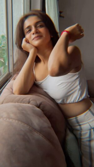 Resham Shrivardhan Instagram - You melt into happiness, when @ashayrtulalwar tells you you’re beautiful 🫠🩵

#ashaytulalwar #photography #slowmotion
