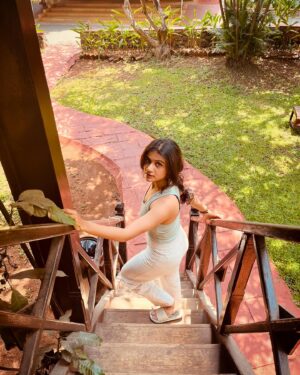 Resham Shrivardhan Instagram - Was a flower in hair kinda day 🌼

#heyyou #turnaround