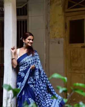 Resham Shrivardhan Instagram - Silly हवा ….. 🍃

#throwbackthursday #rangisaree