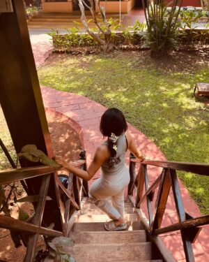 Resham Shrivardhan Instagram - Was a flower in hair kinda day 🌼

#heyyou #turnaround