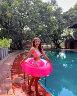 Resham Shrivardhan Instagram - Me and my swim ring saying good bye to April! 💟
Thank you for always making me the happiest ! 😃
Bye byeeeeeee! 🥰🏖️☀️