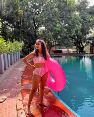 Resham Shrivardhan Instagram - Me and my swim ring saying good bye to April! 💟
Thank you for always making me the happiest ! 😃
Bye byeeeeeee! 🥰🏖️☀️