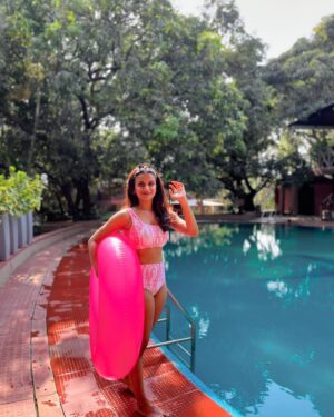 Resham Shrivardhan Instagram - Me and my swim ring saying good bye to April! 💟
Thank you for always making me the happiest ! 😃
Bye byeeeeeee! 🥰🏖️☀️