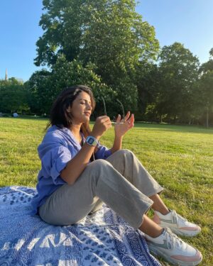 Resham Shrivardhan Instagram - How to chill 101.
Swipe to see the procedure in reverse 😛

#chilling #swipe #parksareessential