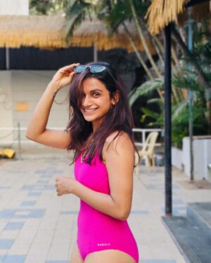Resham Shrivardhan Instagram - 28 and left no crumbs ☀️
Happy birthday Raysham :) 🏖️🌊💟

#worththewait #smilingandhappy #myturn